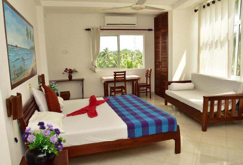 חדר סטודיו סטנדרד, Happy Tuna