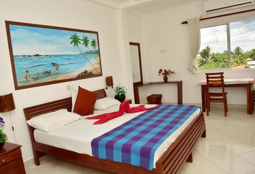 חדר סטודיו סטנדרד, Happy Tuna