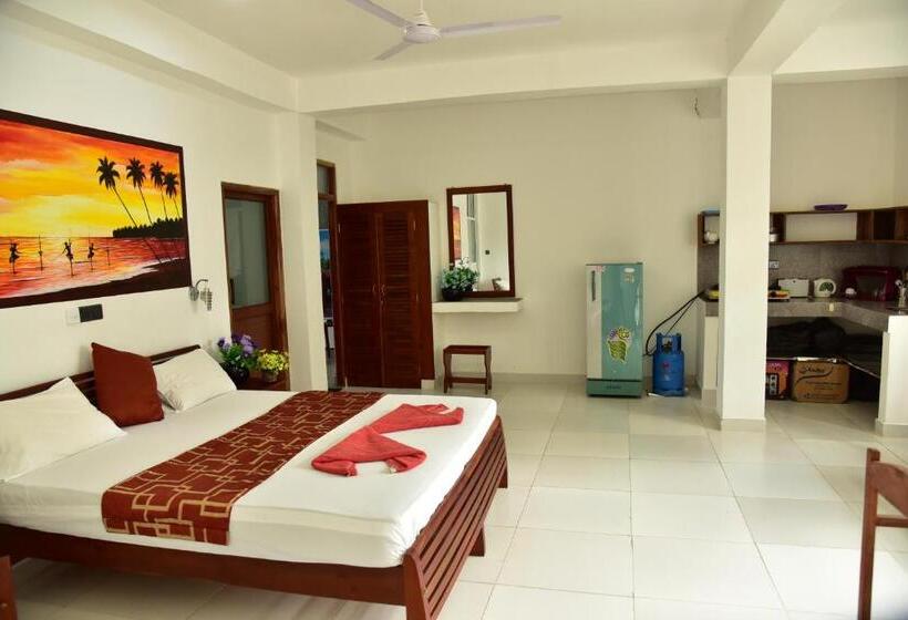 חדר סטודיו סטנדרד, Happy Tuna