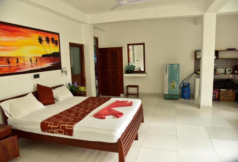 חדר סטודיו סטנדרד, Happy Tuna