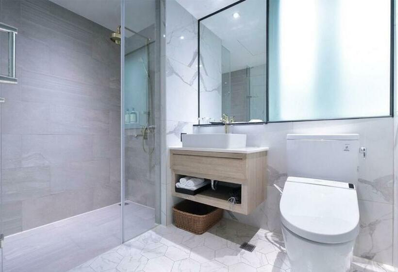 اتاق لوکس, Keebe