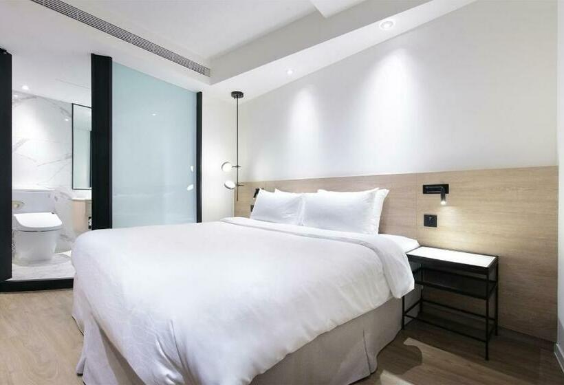 اتاق لوکس, Keebe