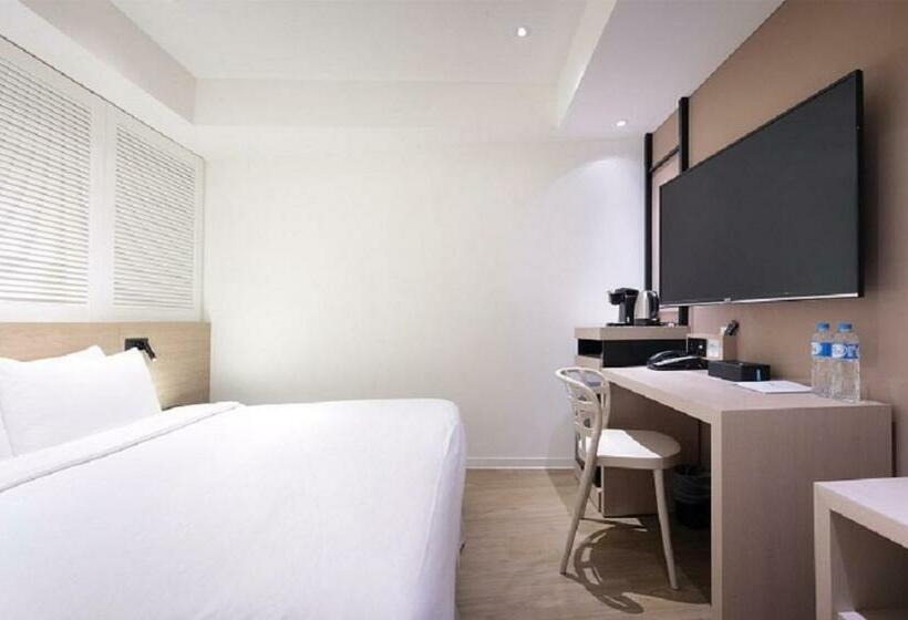 اتاق لوکس, Keebe