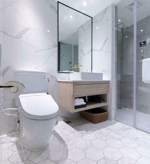 اتاق لوکس, Keebe