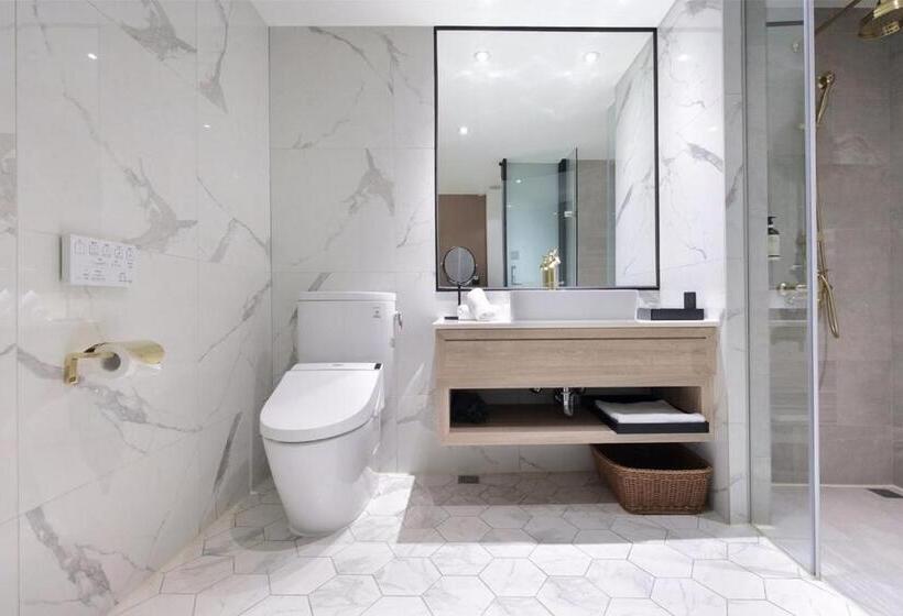 اتاق لوکس, Keebe