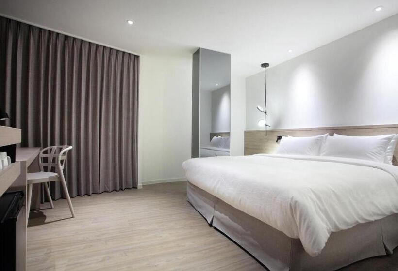 اتاق لوکس, Keebe