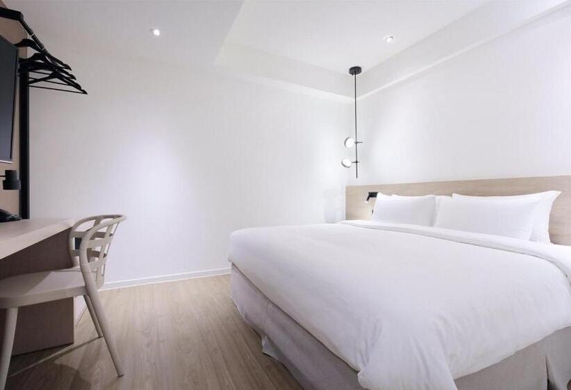 اتاق لوکس, Keebe