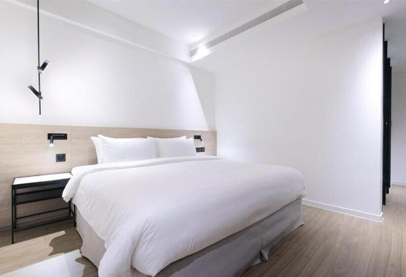 اتاق لوکس, Keebe