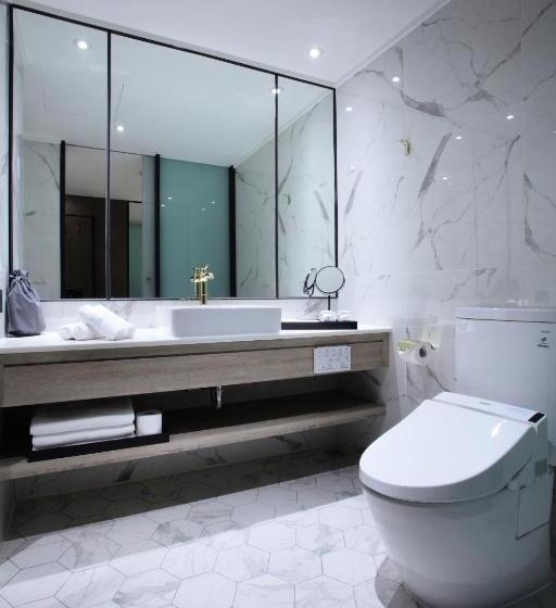 اتاق خانوادگی, Keebe