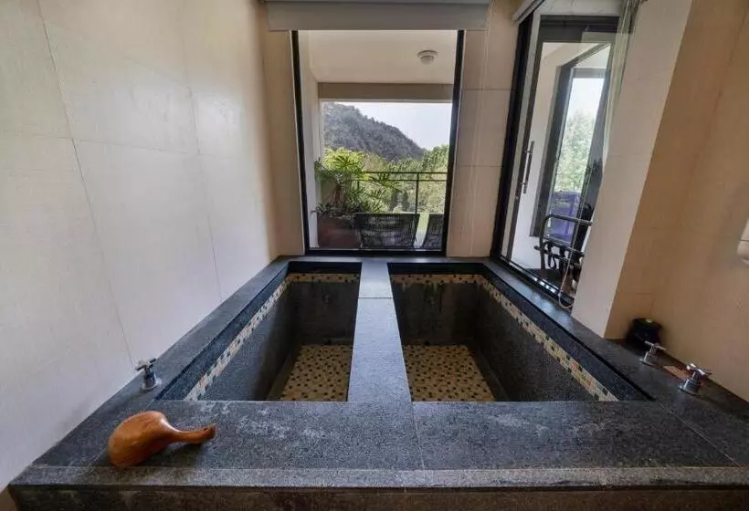 سوئیت کلاسیک, Taiyi Red Maple Resort