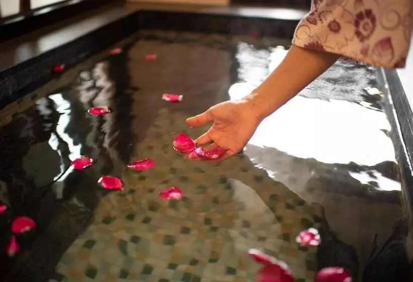 سوئیت کلاسیک, Taiyi Red Maple Resort