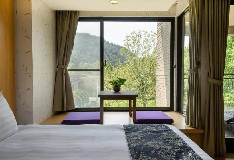 سوئیت کلاسیک, Taiyi Red Maple Resort
