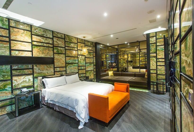 اتاق خانوادگی, The Castle Ballet Taichung A Boutique