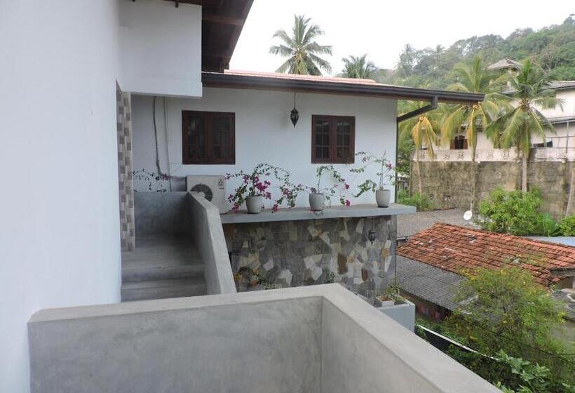 غرفة ديلوكس مزودة بشرفة, Asantha Guest House