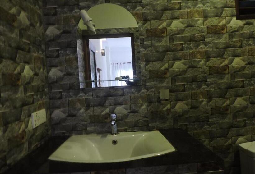 غرفة قياسية ثلاثية, Asantha Guest House