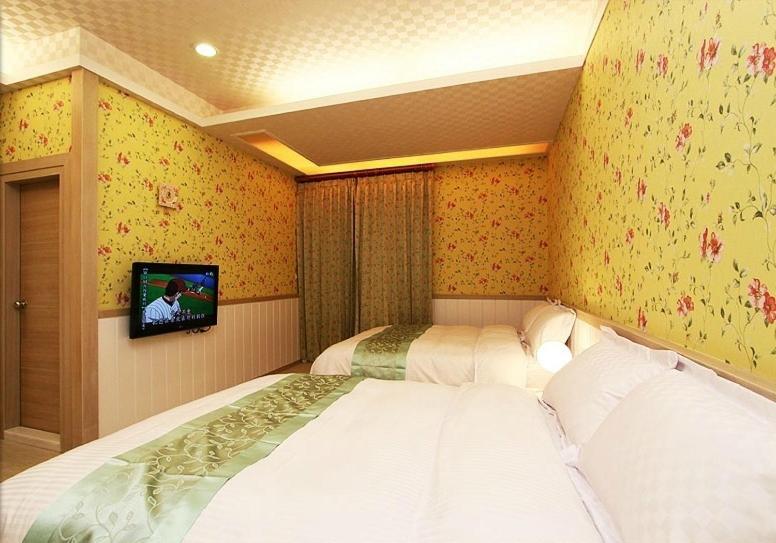 اتاق استاندارد چهار تخته, Zhuyuan Ju B&b