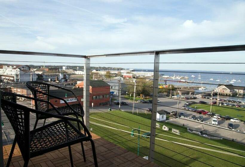 غرفة قياسية مزوَّدة بشُرفة, 250 Main