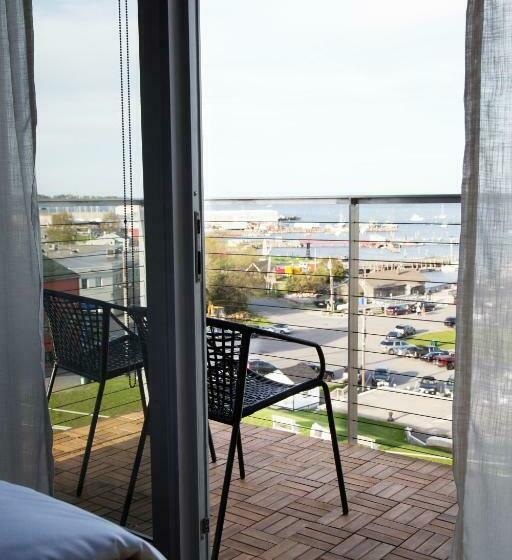 غرفة قياسية مزوَّدة بشُرفة, 250 Main