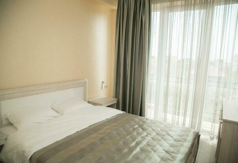 اتاق استاندارد با بالکن, Gega