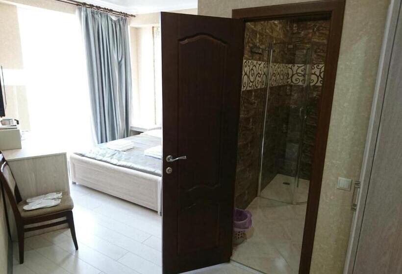 سوییت جونیور با بالکن, Gega