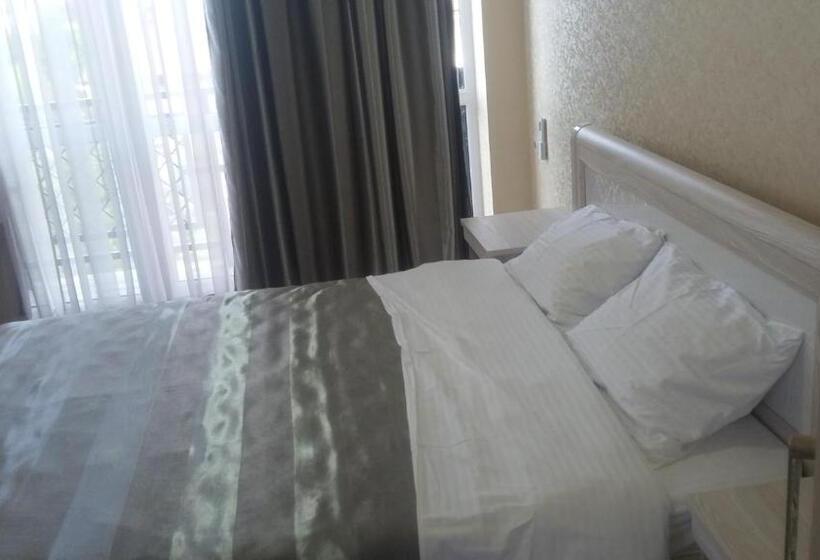 اتاق لوکس با بالکن, Gega