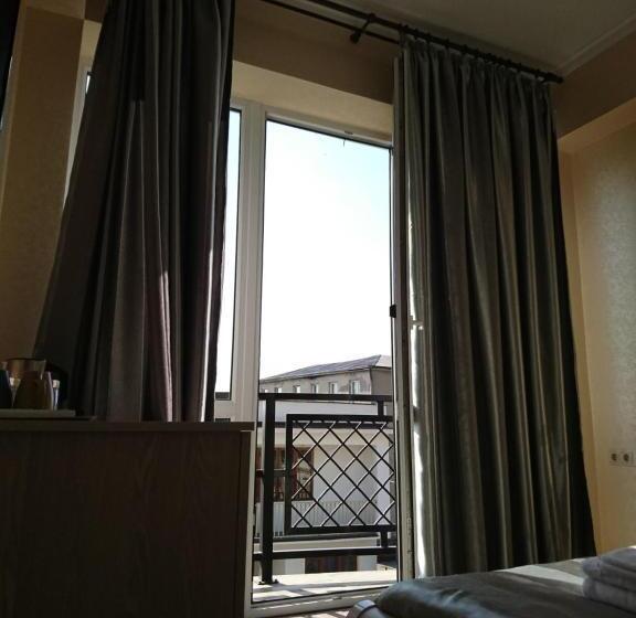 اتاق لوکس با بالکن, Gega