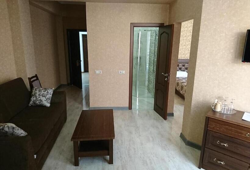 سوییت با چشم‌انداز کوه, Gega