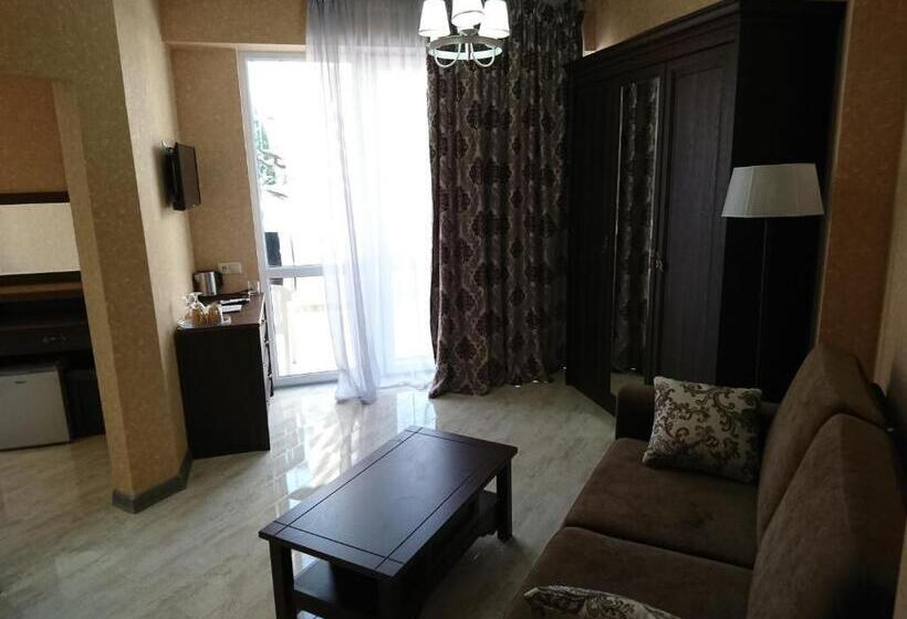 سوییت با چشم‌انداز کوه, Gega