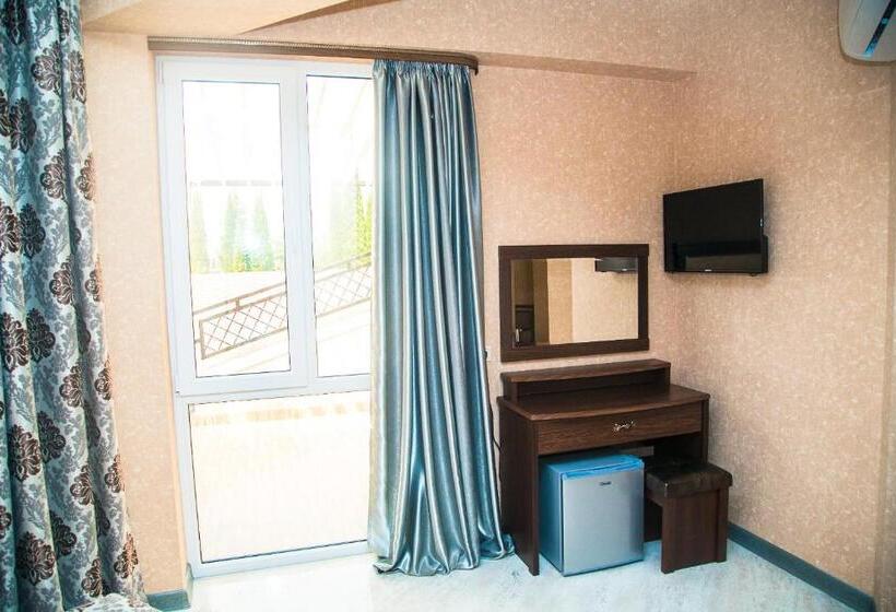 سوییت با چشم‌انداز کوه, Gega