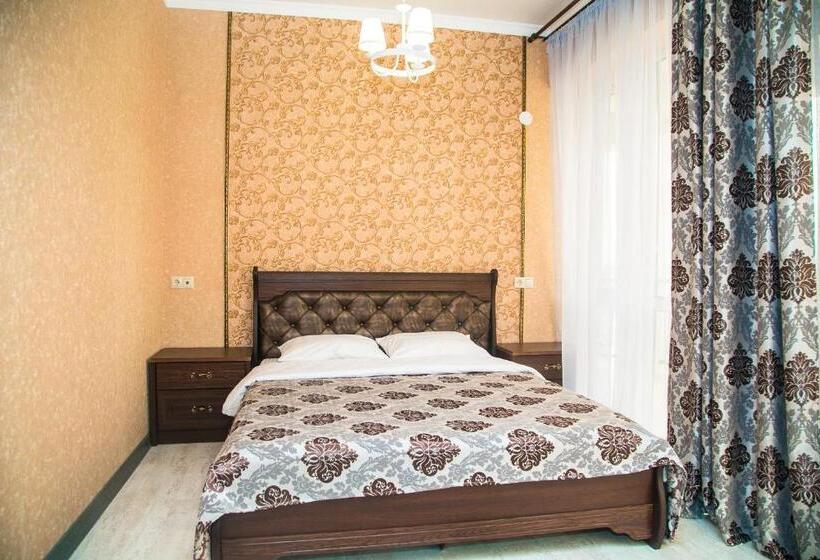 سوییت با چشم‌انداز کوه, Gega