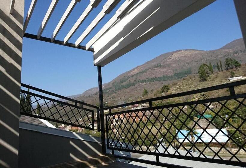 سوییت با چشم‌انداز کوه, Gega