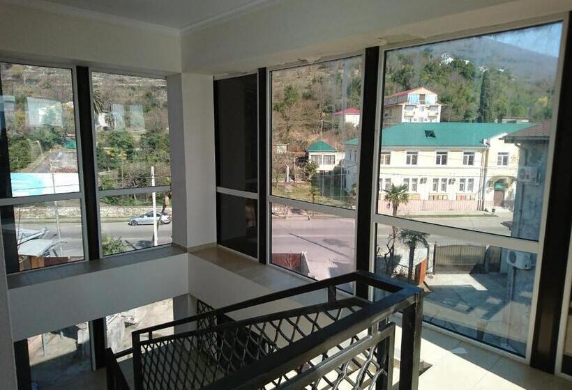 سوییت با چشم‌انداز کوه, Gega