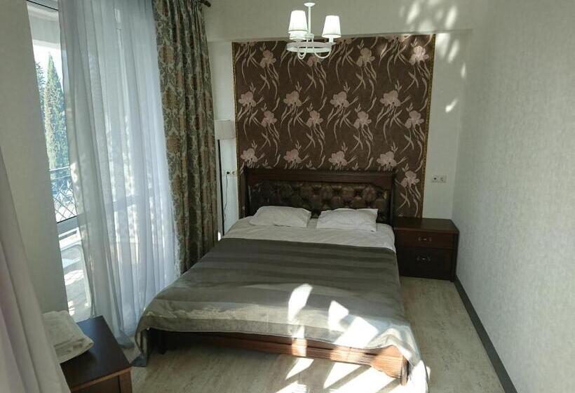 سوییت با چشم‌انداز دریا, Gega