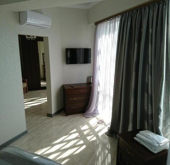 سوییت با چشم‌انداز دریا, Gega