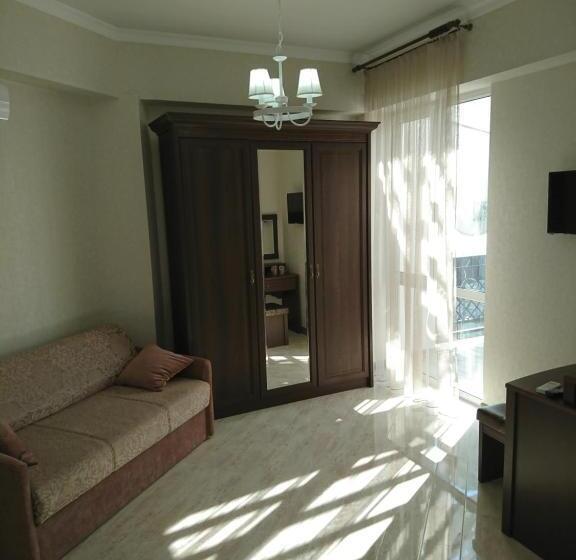 سوییت با چشم‌انداز دریا, Gega