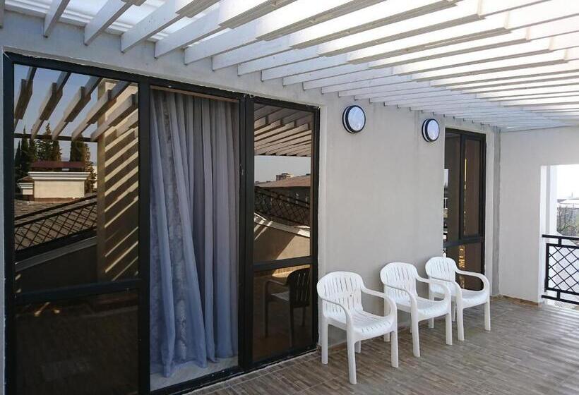 سوییت با چشم‌انداز کوه, Gega