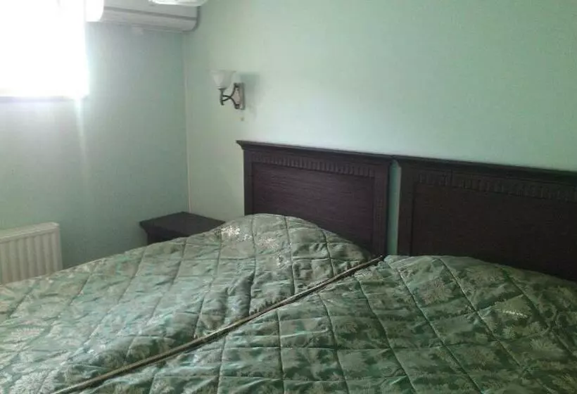 Quarto Familiar, Jahon Palace