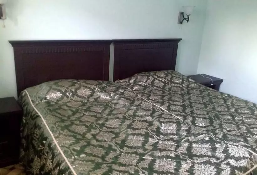 Quarto Familiar, Jahon Palace