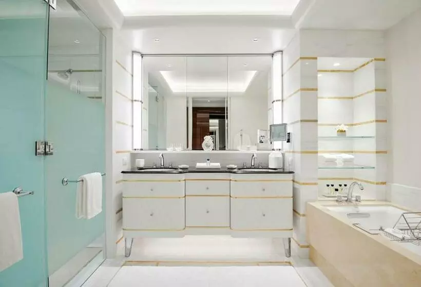 キングサイズベッドのスーペリアルーム, Waldorf Astoria Beverly Hills