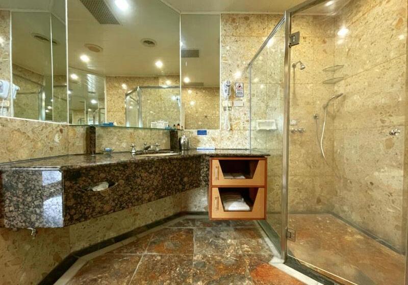 اتاق استاندارد چهارنفره با چشمانداز باغ, Swan Lake Villa Resort