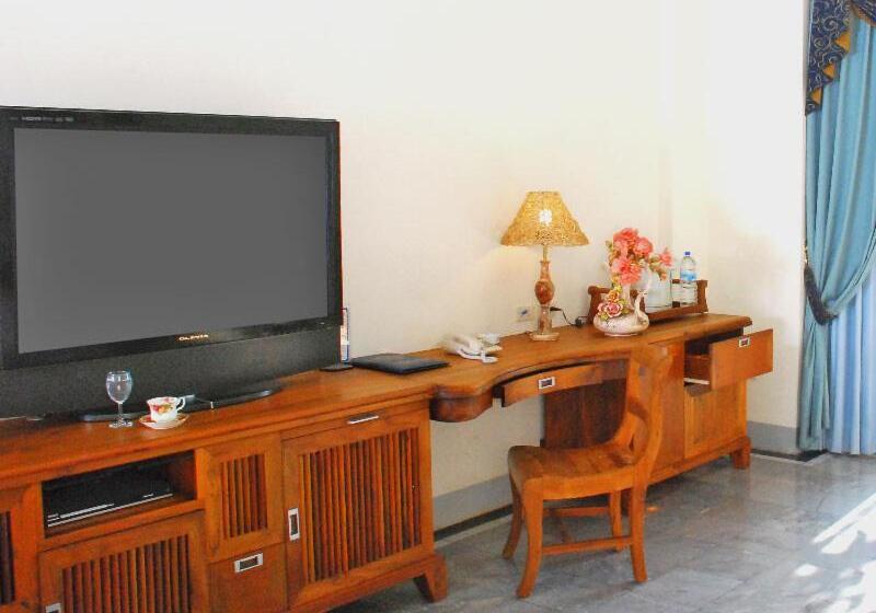 اتاق استاندارد چهارنفره با چشمانداز باغ, Swan Lake Villa Resort