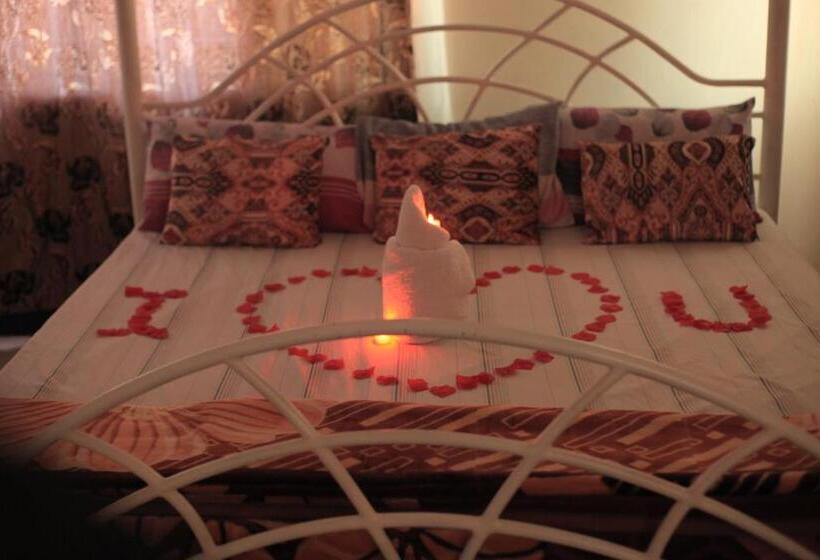 اتاق استاندارد سه نفره, Emmas Guest House