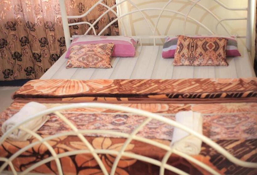 اتاق استاندارد سه نفره, Emmas Guest House