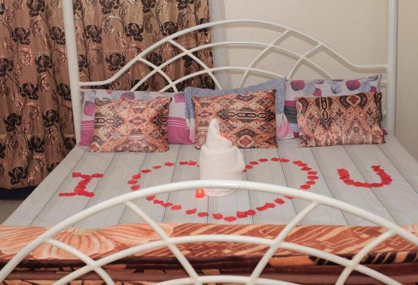 اتاق استاندارد سه نفره, Emmas Guest House