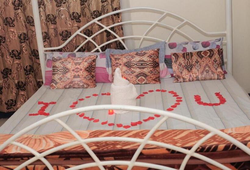 اتاق استاندارد سه نفره, Emmas Guest House