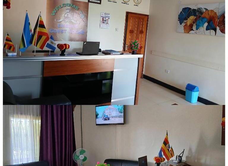 اتاق استاندارد سه نفره, Emmas Guest House