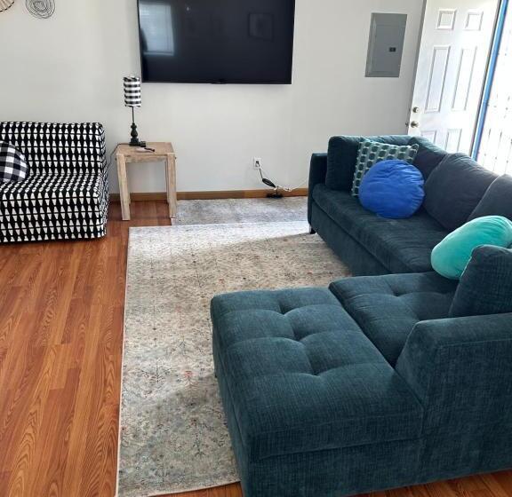 סטודיו משפחתי, The Marysville Dome   Grannie House