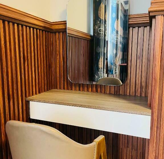 Deluxe Room, Myti