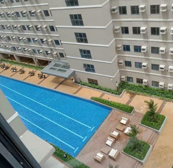 Студио Стандарт Вид на Бассейн, Suzi S Place @ Green 2 Residences Free Wi Fi & Netflix