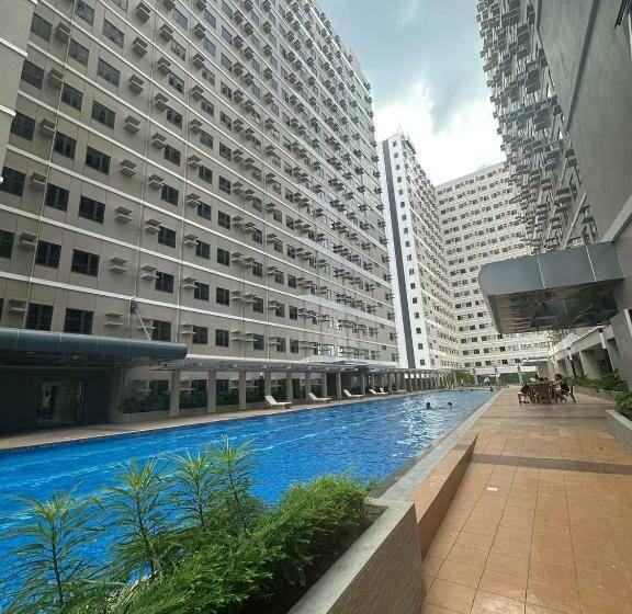 استودیو استاندارد با چشمانداز استخر, Suzi S Place @ Green 2 Residences Free Wi Fi & Netflix